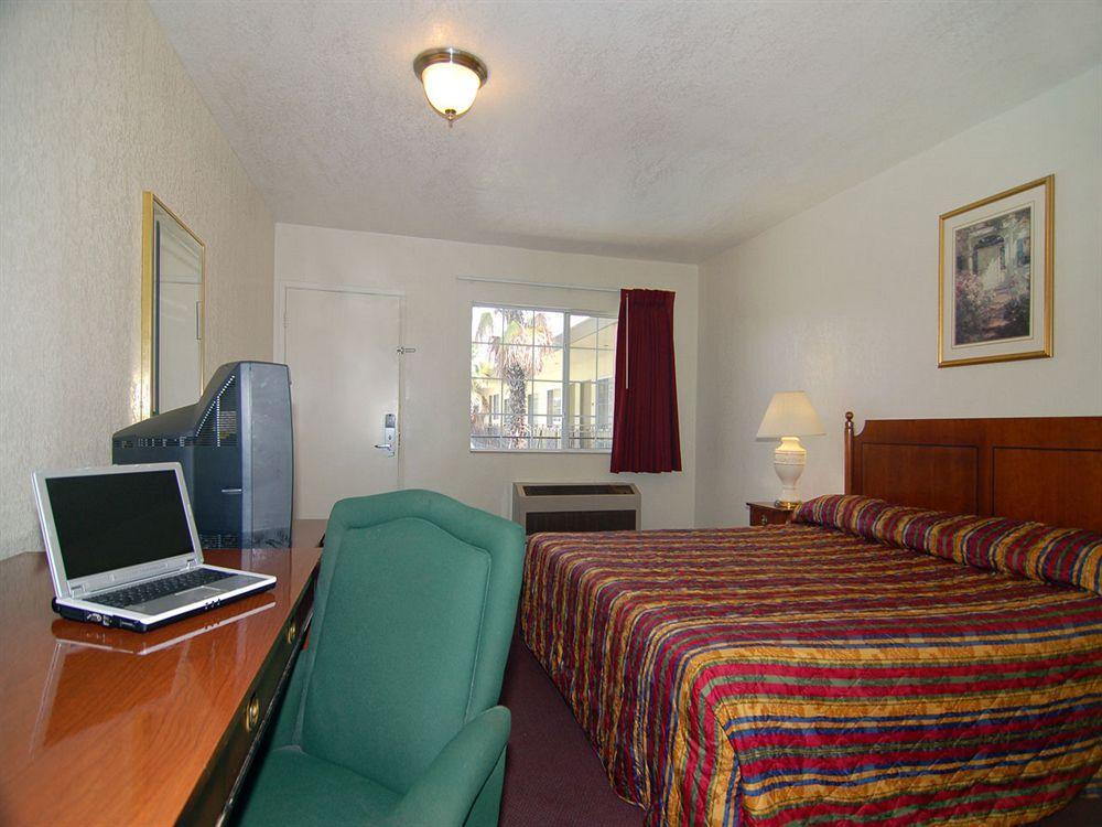 American Inn & Suites Pomona Room photo