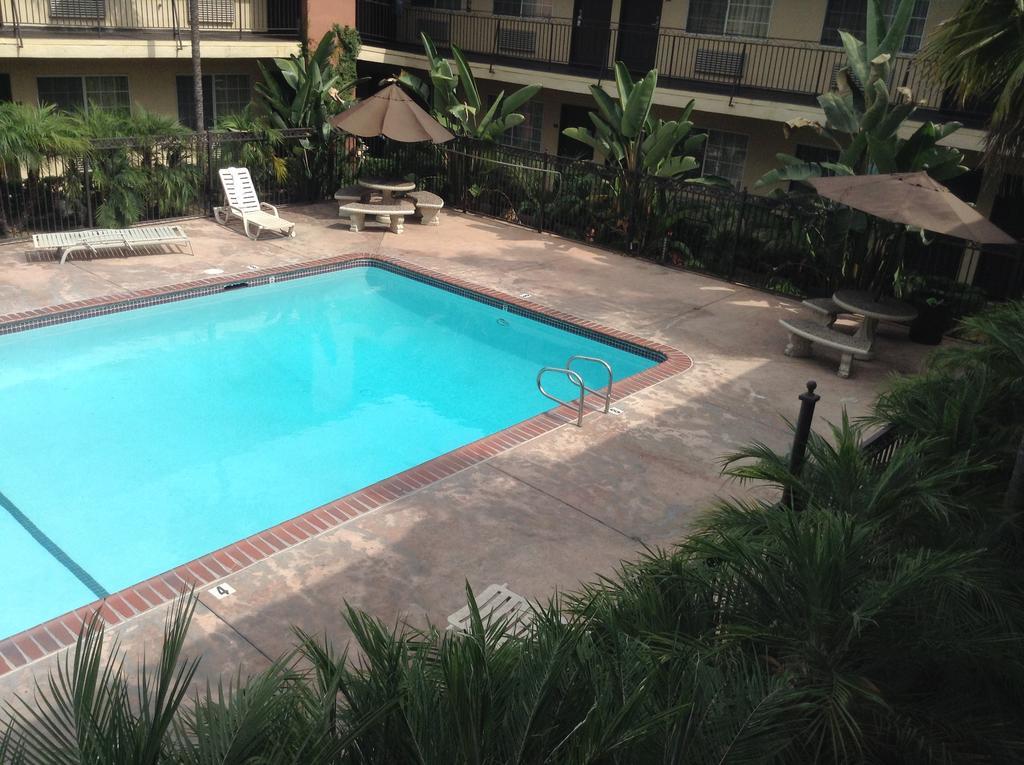 American Inn & Suites Pomona Exterior photo