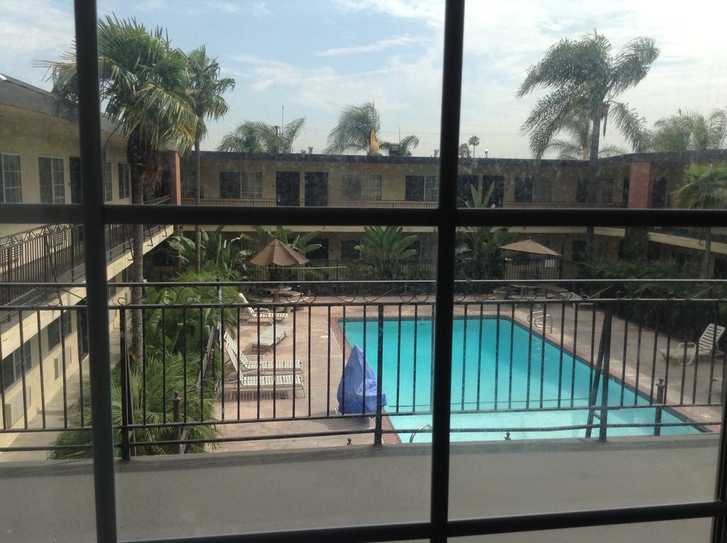 American Inn & Suites Pomona Exterior photo